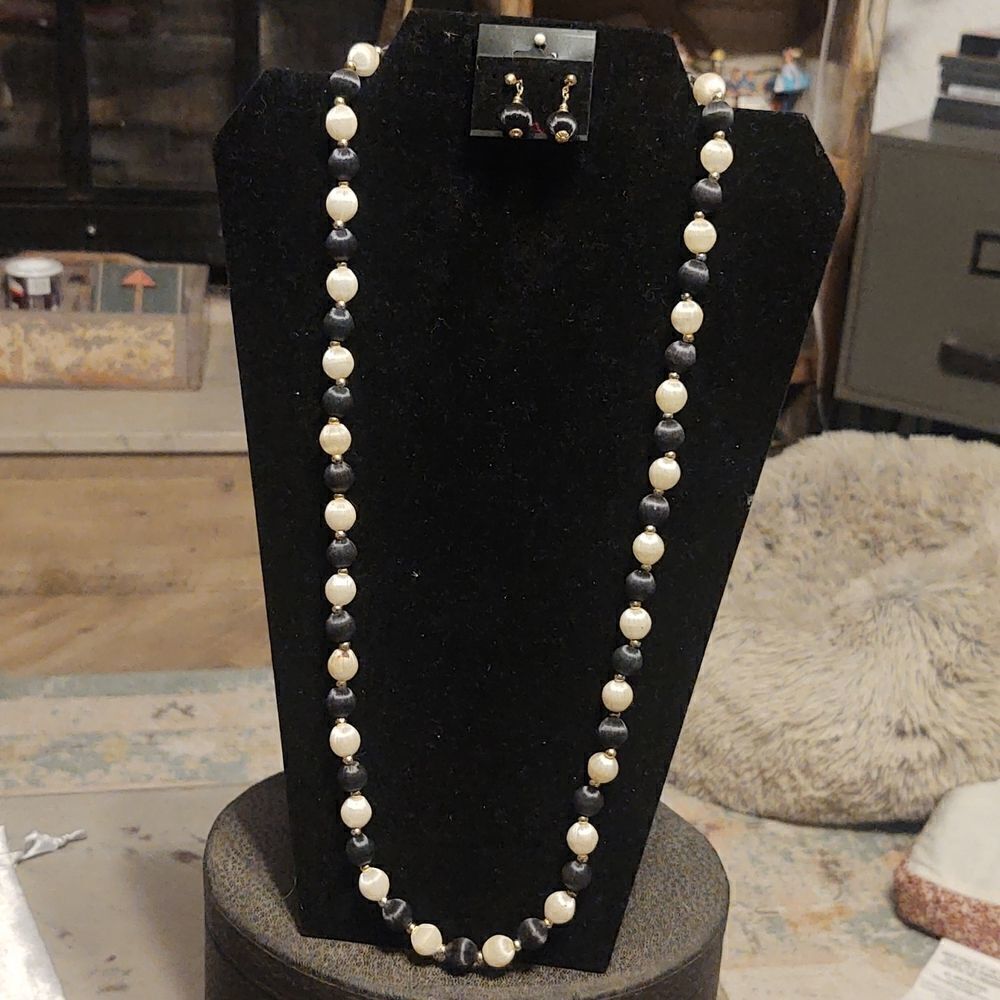 Beautiful mid century bead necklace with matching earrings